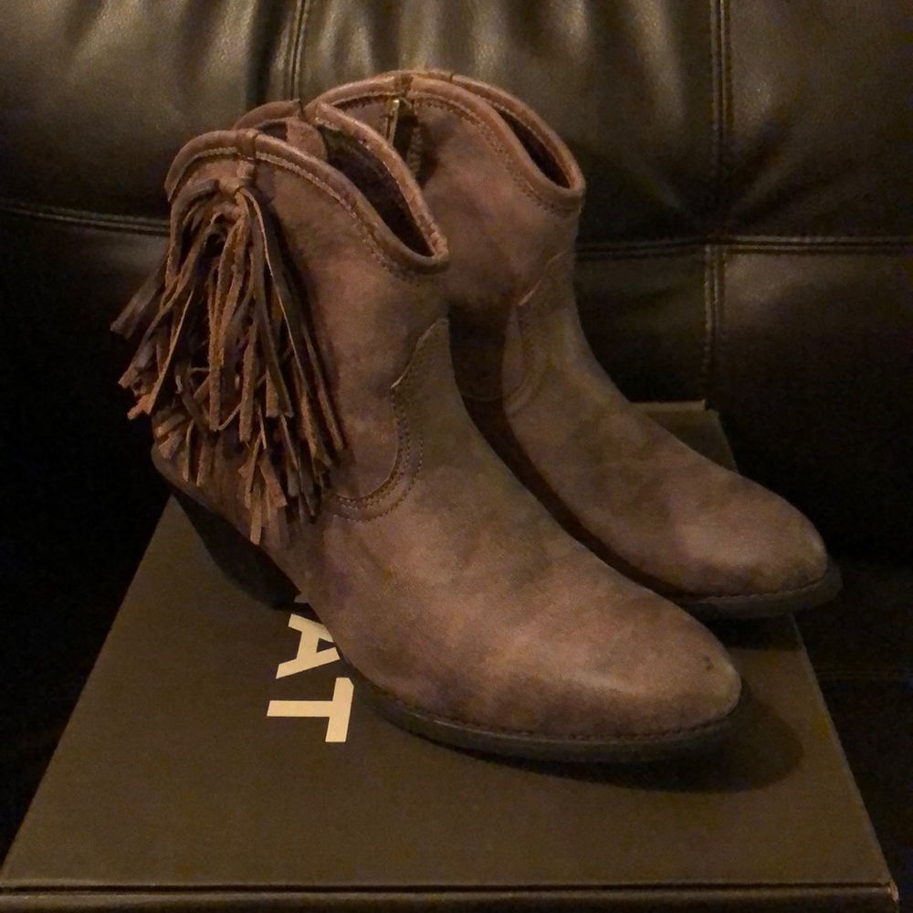 NWT Ariat Duchess Fringe Boot Size 9 (Medium)